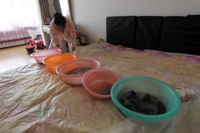 布拖楼上漏水，住户失联，小区没物管，业主维权难！律师来支招……